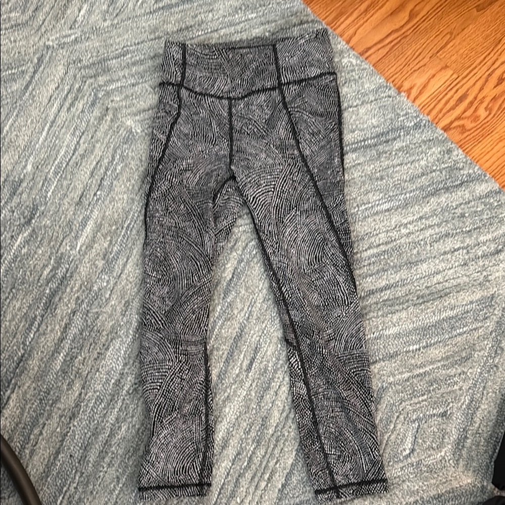 lululemon Black and White Patterned Leggings- size 4 great condition